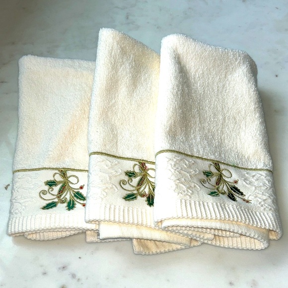Lenox Christmas Holly off White Embroidered Hand Towels - Picture 1 of 7